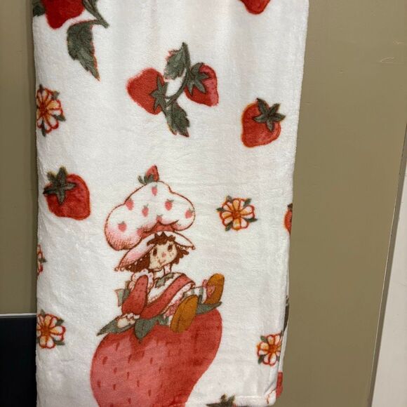 Strawberry Shortcake Plush Blanket 60 X 90 Polyester White Pink Red NWT Oversize - Picture 6 of 6